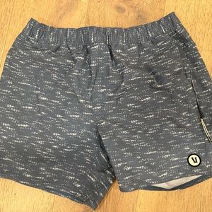 Vuori Mens Cape 6" Swim Short Trunks Cloud Slub, size M EUC Zip Pocket Unlined